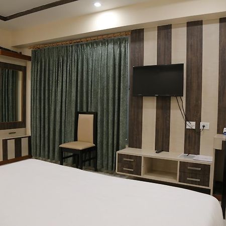 Hotel D' Sapphire Гувахати Экстерьер фото