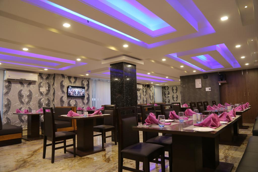 Hotel D' Sapphire Гувахати Экстерьер фото