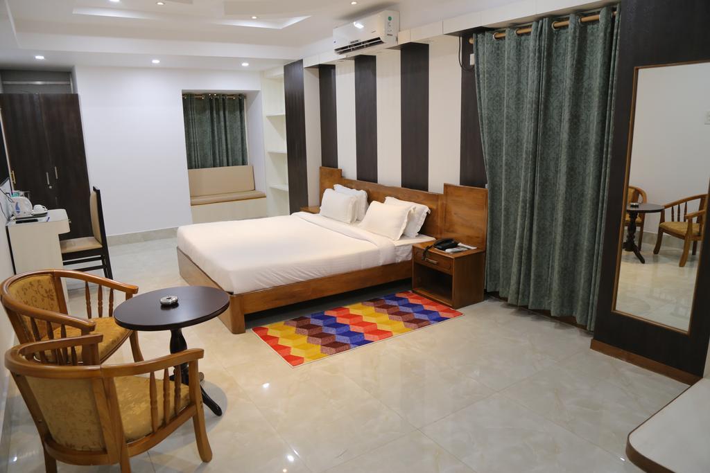 Hotel D' Sapphire Гувахати Экстерьер фото
