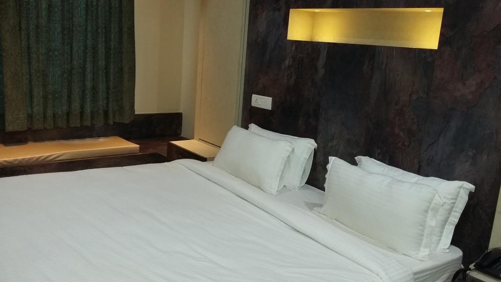 Hotel D' Sapphire Гувахати Экстерьер фото