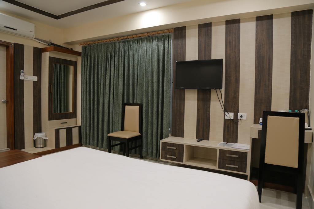 Hotel D' Sapphire Гувахати Экстерьер фото