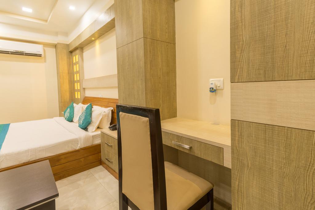 Hotel D' Sapphire Гувахати Экстерьер фото