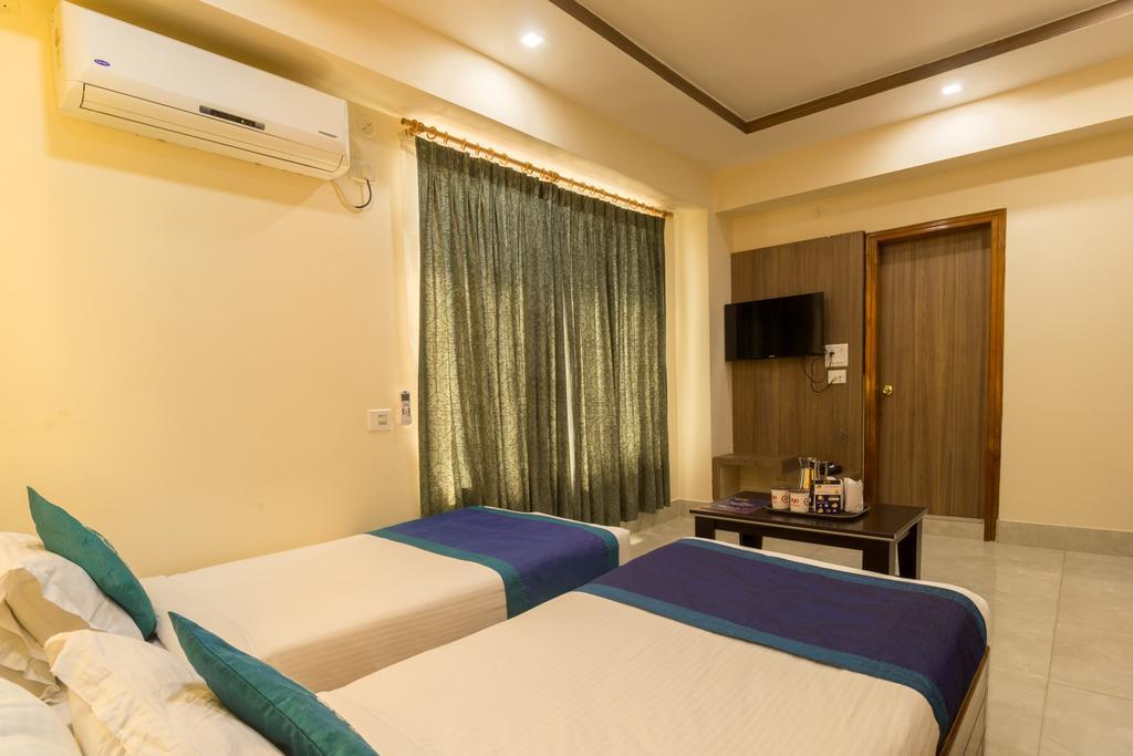 Hotel D' Sapphire Гувахати Экстерьер фото